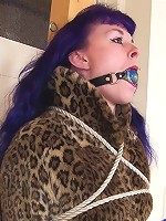 Crystel-lei in bondage