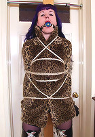 Crystel-lei in bondage