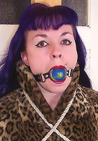 Crystel-lei in bondage