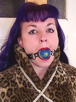 Crystel-lei in bondage